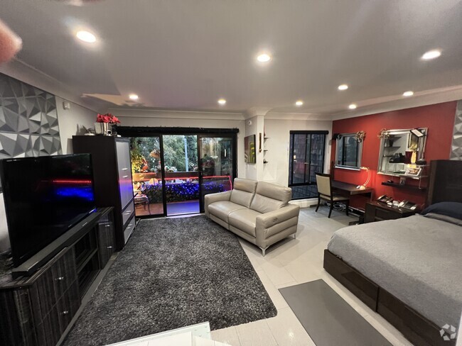 Building Photo - 950 N Kings Rd Unit Updated Gorgeous Condo