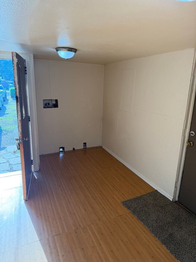 Building Photo - 1273 N 33rd St Unit 1/2