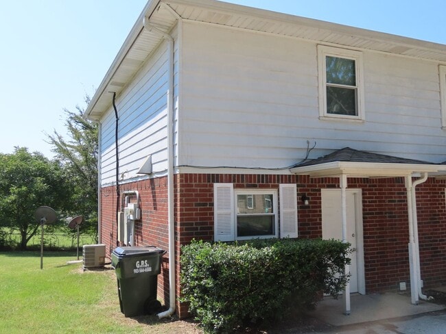Photo - Quaint 2 Bedroom 1.5 Bath in a Country Set...
