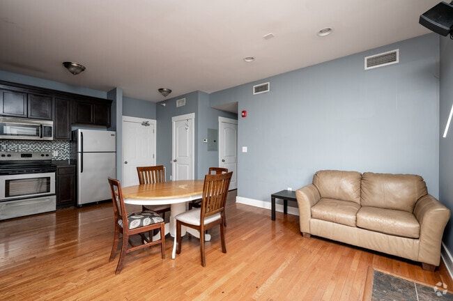 2BR, 2BA - 1,000SF - Living/Dining Room