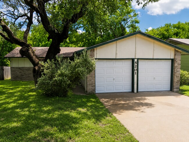 Building Photo - Great Home in South Austin - 78745 that backs to greenbelt