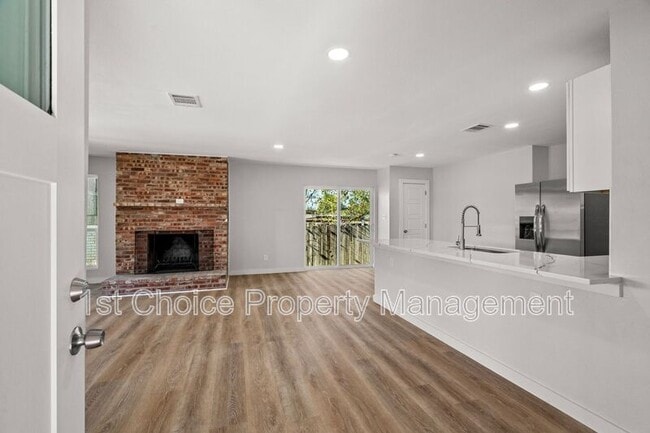 Photo - 4304/4306 SW Loop 820