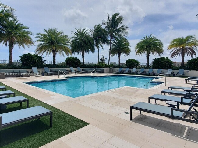 Photo - 3000 Coral Way Unidad 821