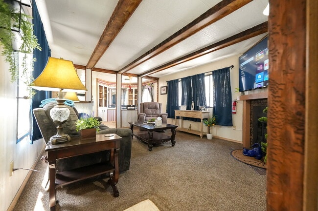 Stylish & Spacious 2-Bedroom Mobile Home - Stylish & Spacious 2-Bedroom Mobile Home Unit 3