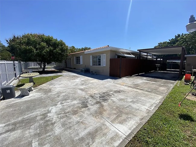 Building Photo - 3302 SW 10th St Unit 3