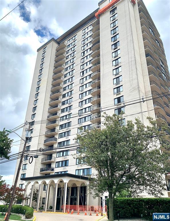 Building Photo - 1590 Anderson Ave Unit 4D