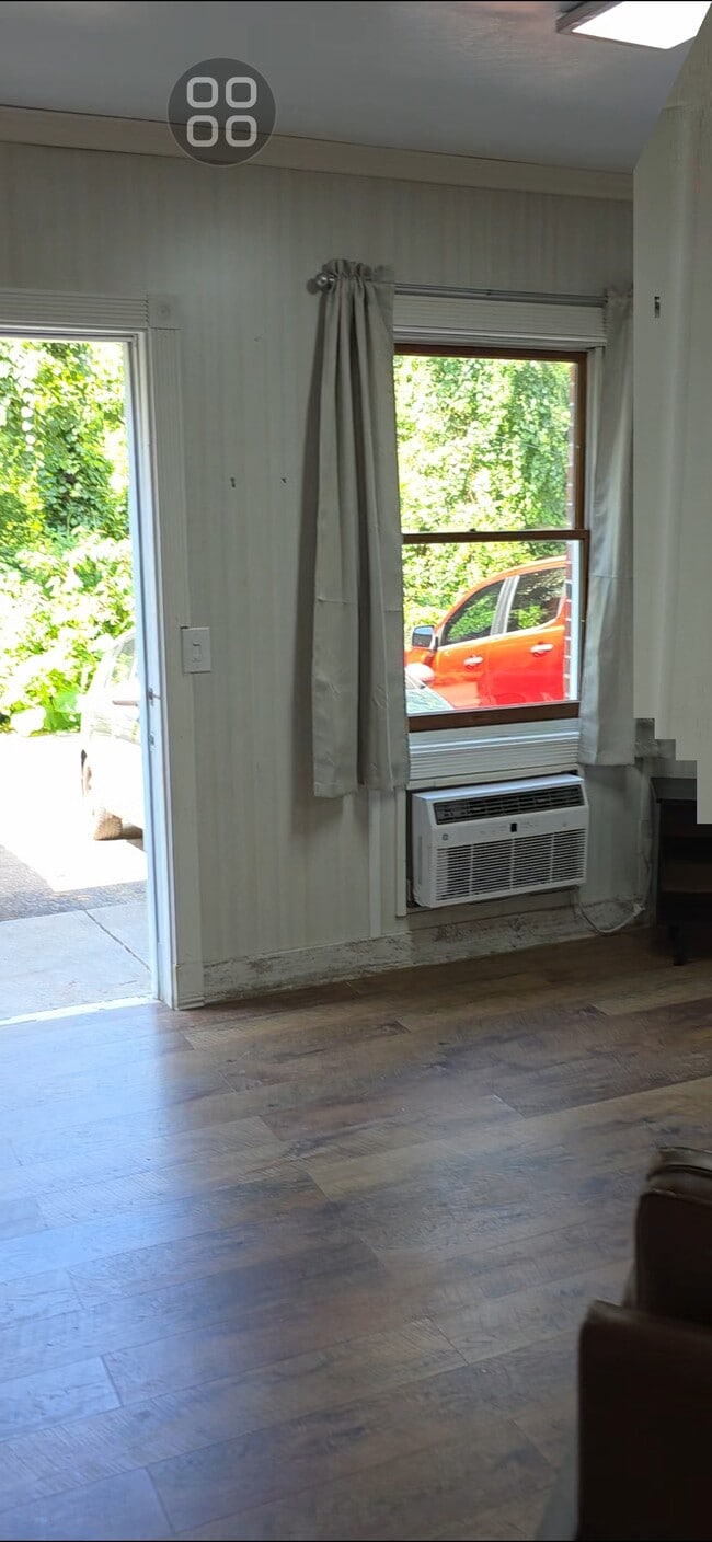 Photo - 925 College Ave