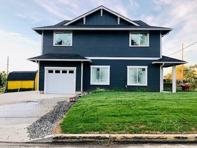 Building Photo - Newer 7 Bedroom 3 Bath unit!!!