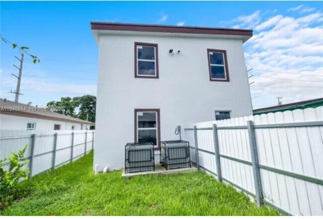 Photo - 1831 NW 67th St Unidad 1