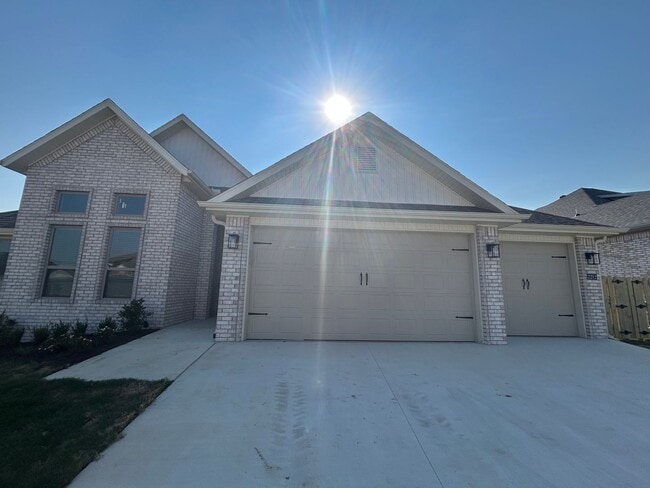 Building Photo - Beautiful Modern Home in Pea Ridge!
