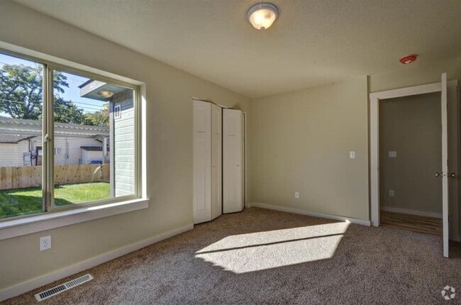 Building Photo - Newer Town home close to everything!