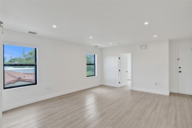 Photo - 1721 SW 13th St Unidad 4