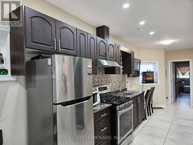Photo - 141 Coxwell Ave