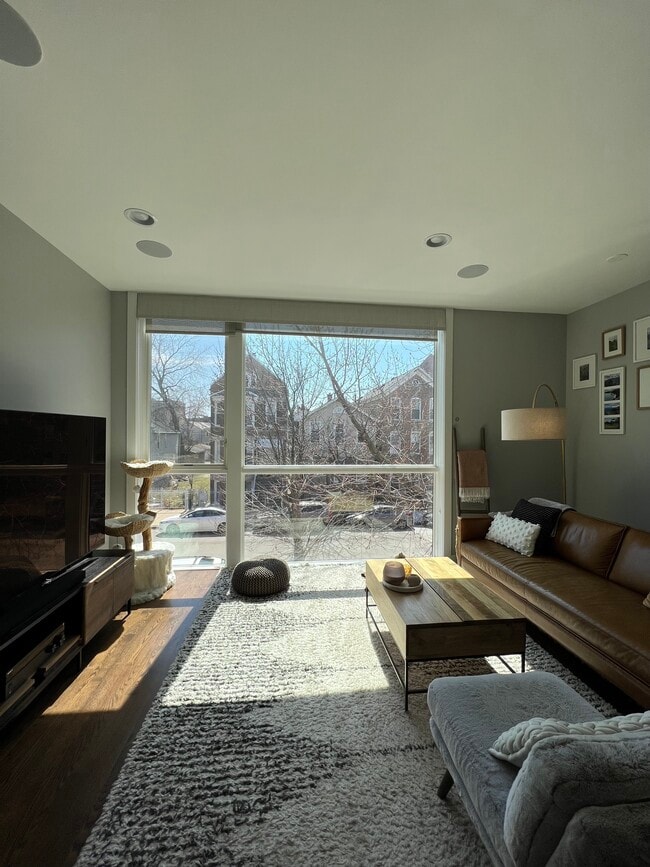 Living Room - 1534 W Cortez St Unit 2