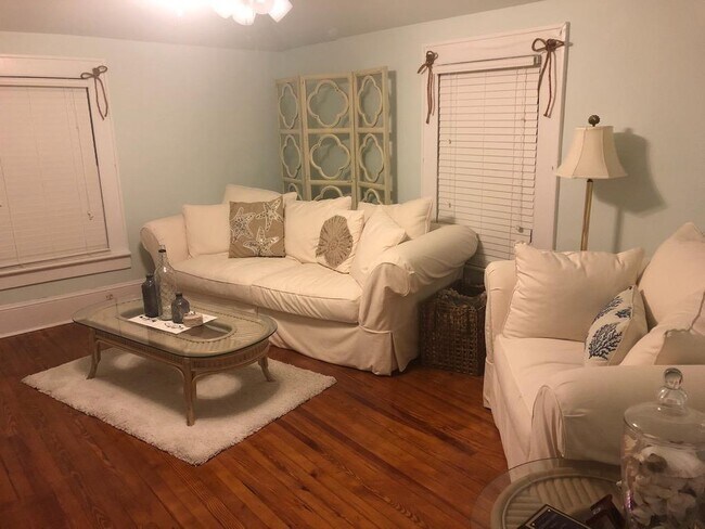 Living area - 302 S Summit St Unit A