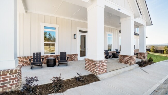 Porche exterior de la casa club con mecedoras para relajarse y descansar. - The Cottages at Battlefield Crossing