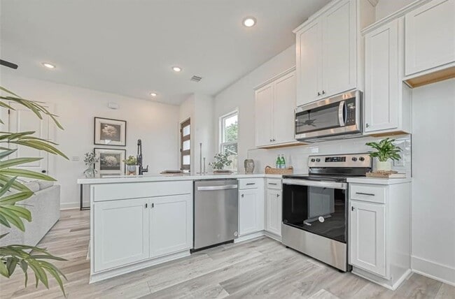 Photo - 8405 Schneider St