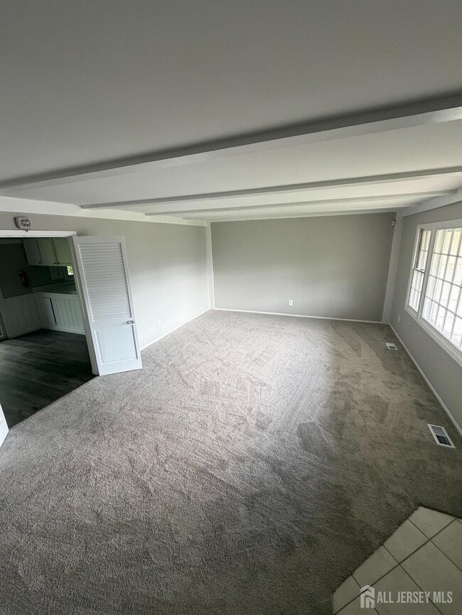 111 Edge Ln