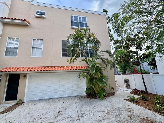 Building Photo - Private Townhouse in Heart of South Tampa