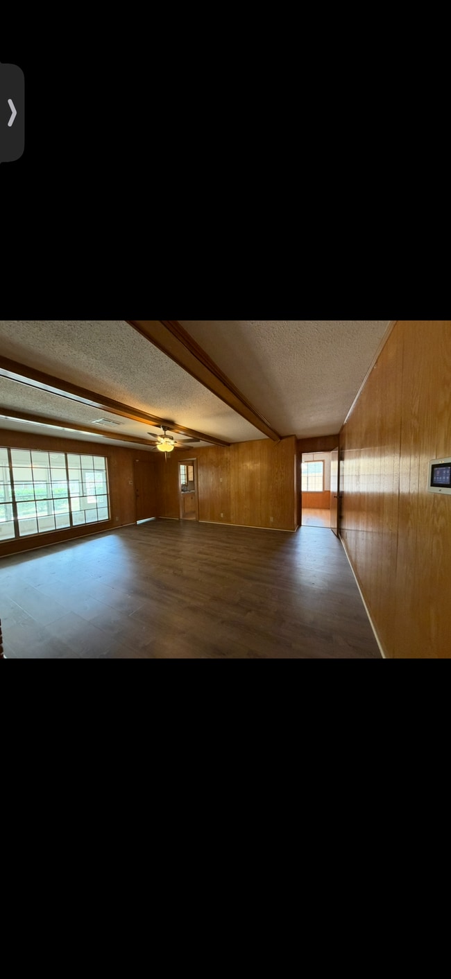 2102 Elmwood Dr