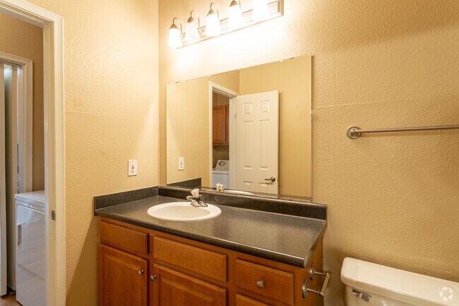 1BR, 1BA - 640SF