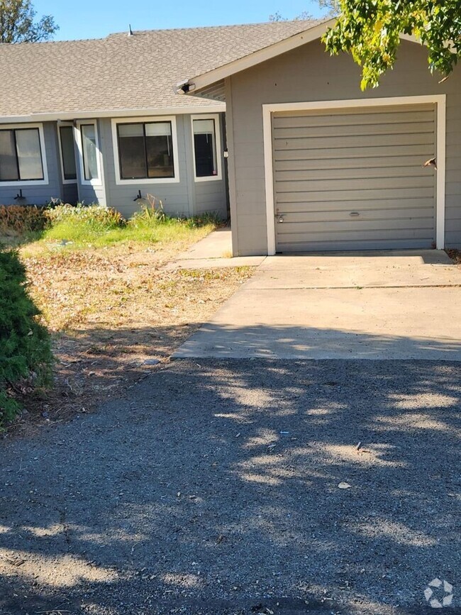 Building Photo - Duplex in Lake California Rental