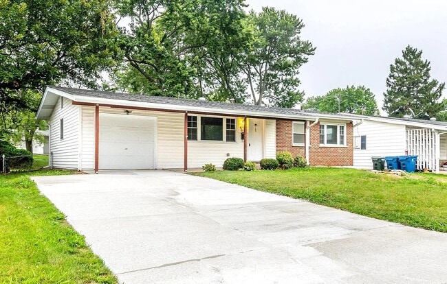 Building Photo - 805 Holiday Ave