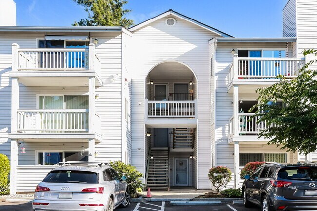 Top-Floor 3 Bed/2 Bath Condo with Silver Lake Views –! Available NOW for RENT