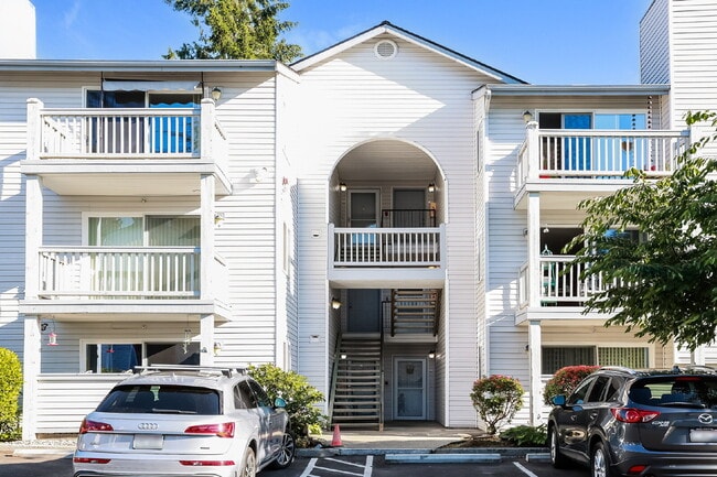 Building Photo - Top-Floor 3 Bed/2 Bath Condo with Silver Lake Views –! Available NOW for RENT Unit #B304