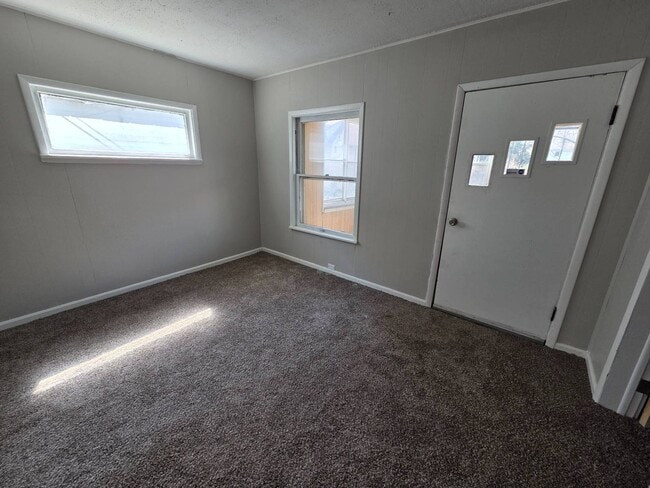 Photo - 3081 E 67th St Unidad Down