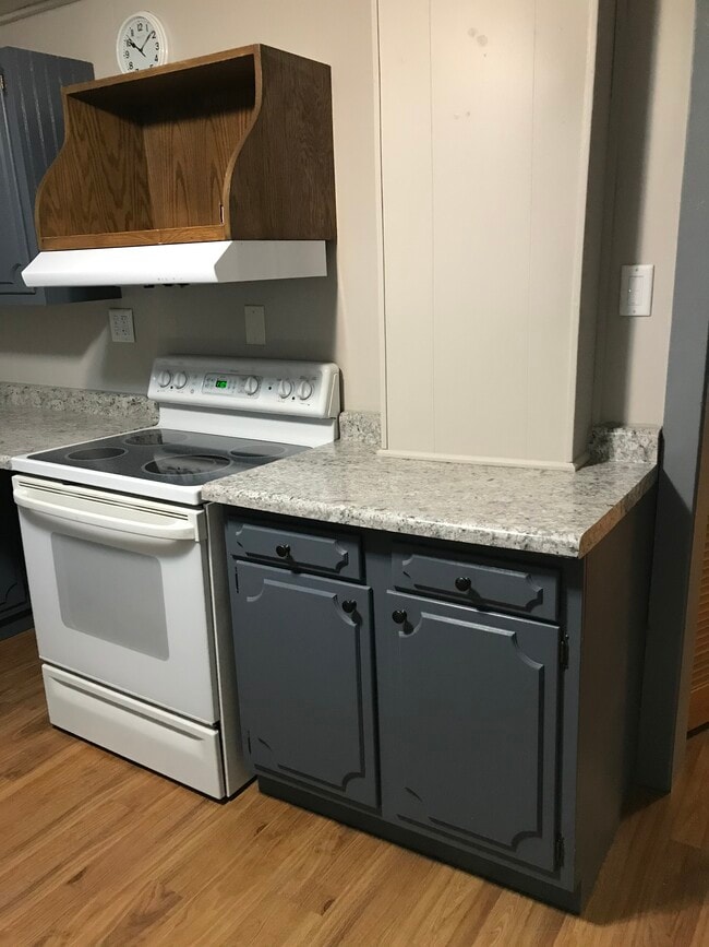 Photo - 603 12 St NW