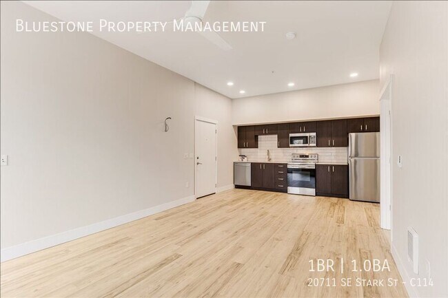 Photo - 20711 SE Stark St Unidad C114