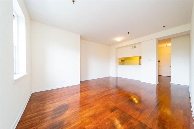 Building Photo - 227 Christopher Columbus Dr Rental