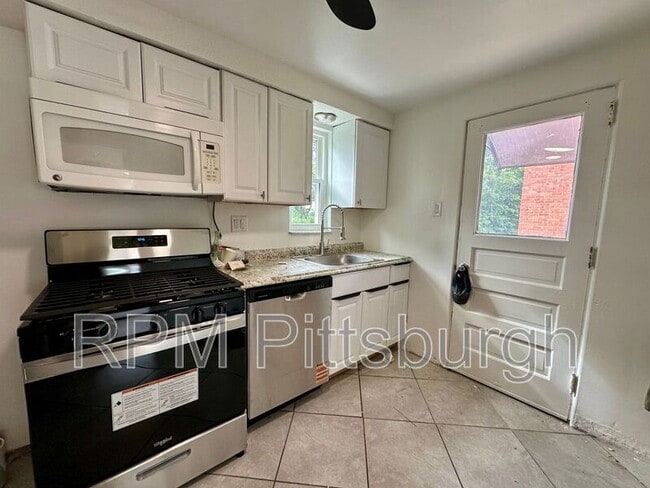 Photo - 975 Elizabeth St