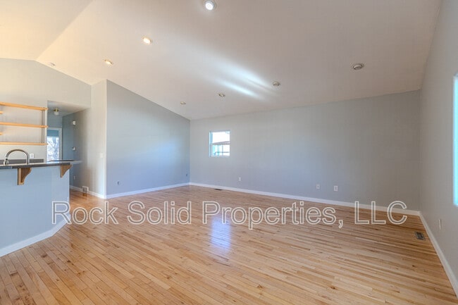 Photo - 312 S Ave B-6