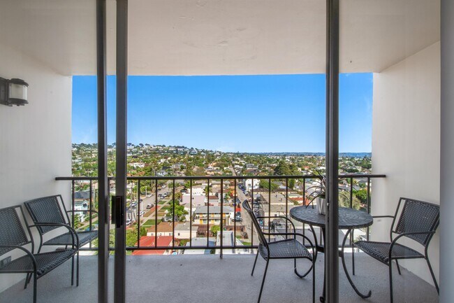 Photo - 4944 Cass St