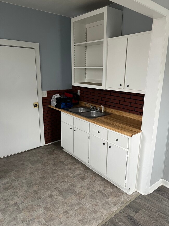 Kitchen - 527 W Main St Unit B
