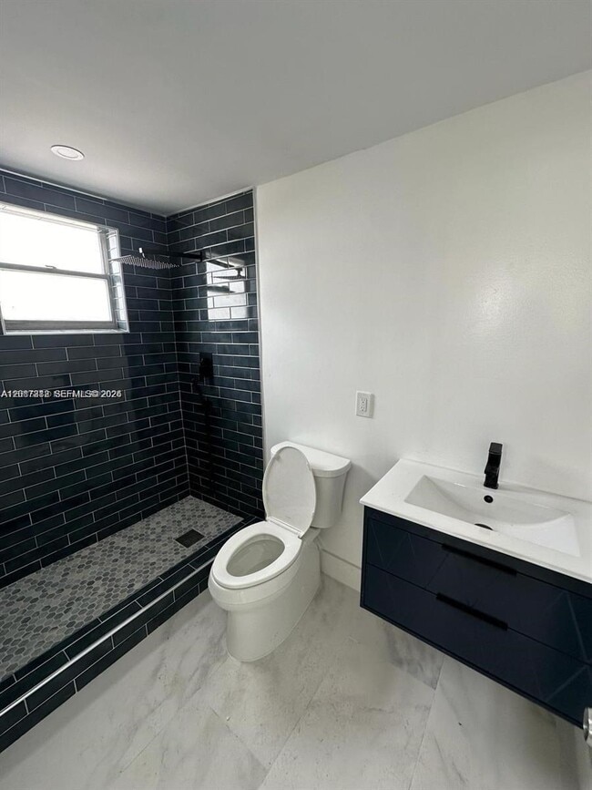Building Photo - 1100 NE 1st Ct Unit 201