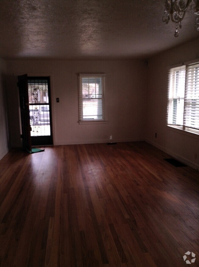 Building Photo - 2 BEDROOM, PLUS 2 BONUS ROOMS, 2 BATHROOM ... Rental