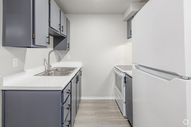 2BR, 1BA - 406SF - Kitchen