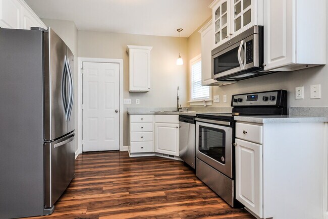 Photo - 909 Lotus Ln