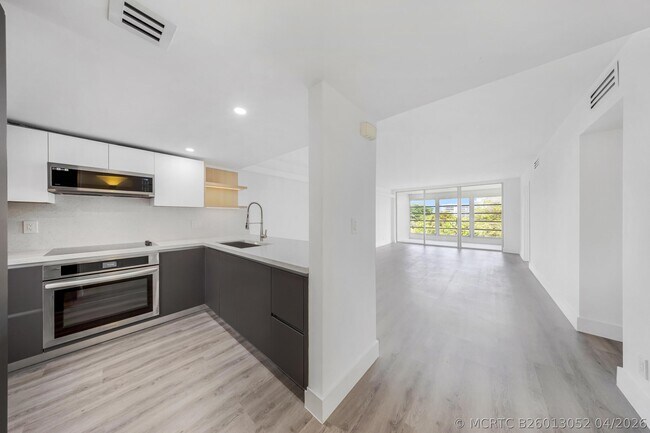 Photo - 3151 S Palm Aire Dr Unit 407