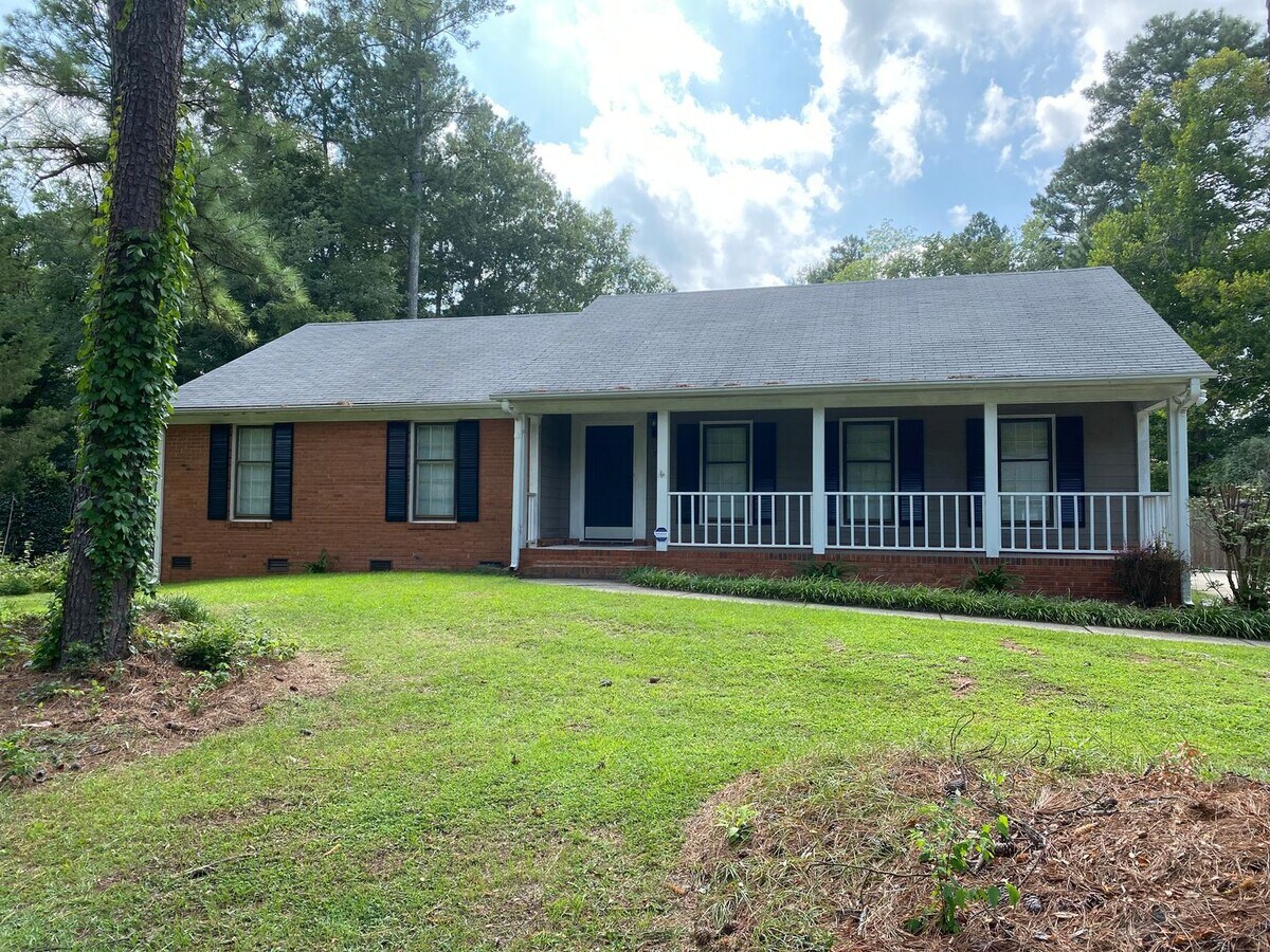 Brick ranch home in Colony Woods House Rental in Charlotte, NC