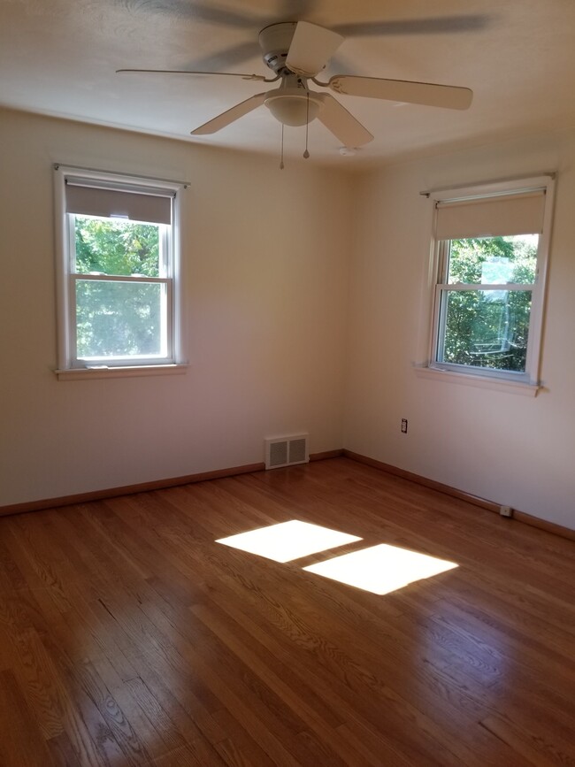 Small Bedroom - 415 N 7th St Unit 1