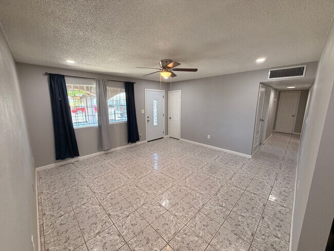 Photo - Single Story *NO* Carpet + *NO* HOA Avondale Home For Rent!
