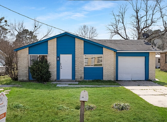 Building Photo - 2405 Mamie Dr