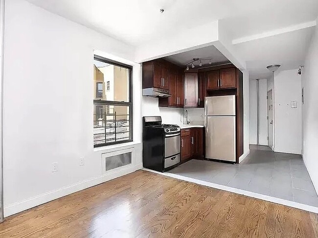 Building Photo - 424 E 116th St