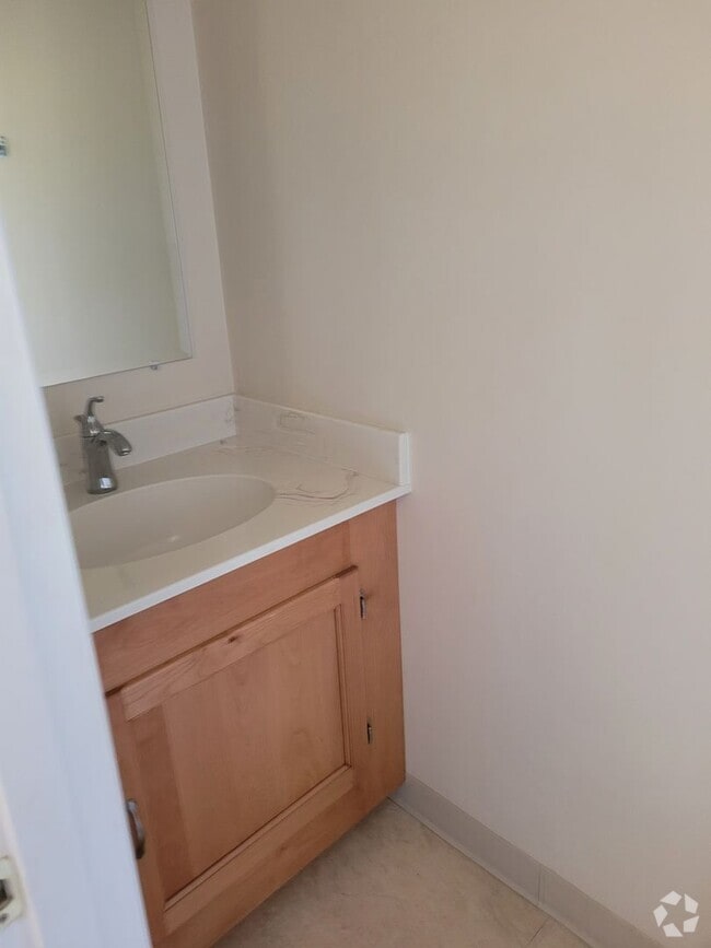 Building Photo - Nice 3 bedroom 1 & 1/2 bathroom home