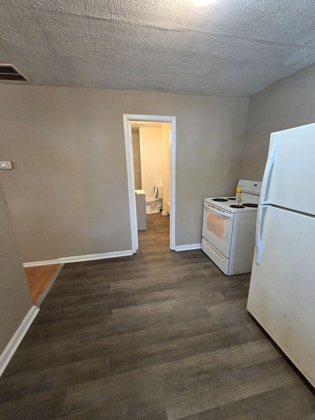 Photo - Spacious One Bedroom Located near 21st and Lafayette Rd