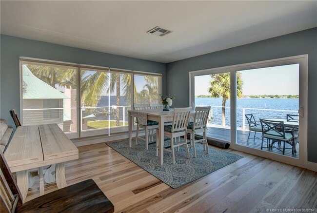 Photo - 26 SW Riverway Blvd